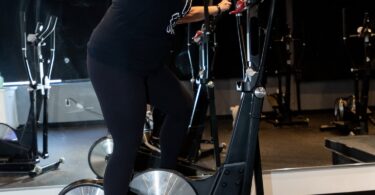 How to Use Elliptical Machine for Weight Loss 3