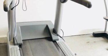 Life Fitness 95Ti Treadmill With Tv 2