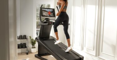 Treadmill With 22 Inch Screen 2