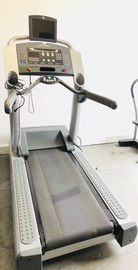Life Fitness 95Ti Treadmill With Tv 1