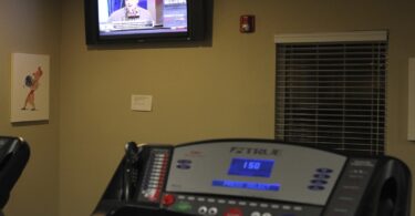 How to Run a Mile on a Treadmill 2