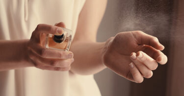 How to Spray Perfume Female