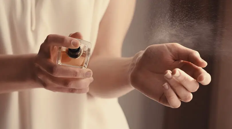 How to Spray Perfume Female