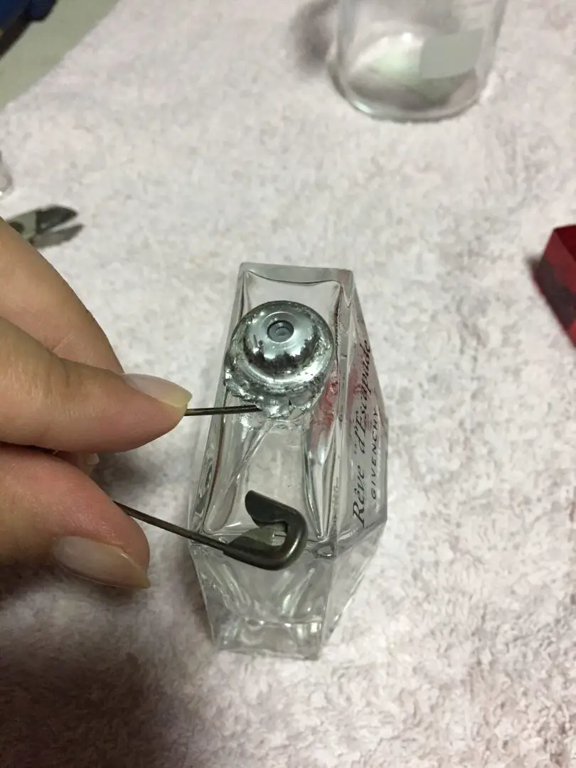 How to Open a Perfume Bottle Without Breaking It